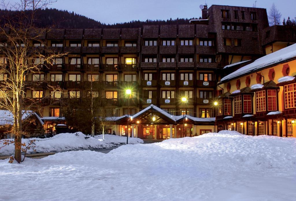 Hotel Club Relais Des Alpes Мадонна-ді-Кампільйо Екстер'єр фото