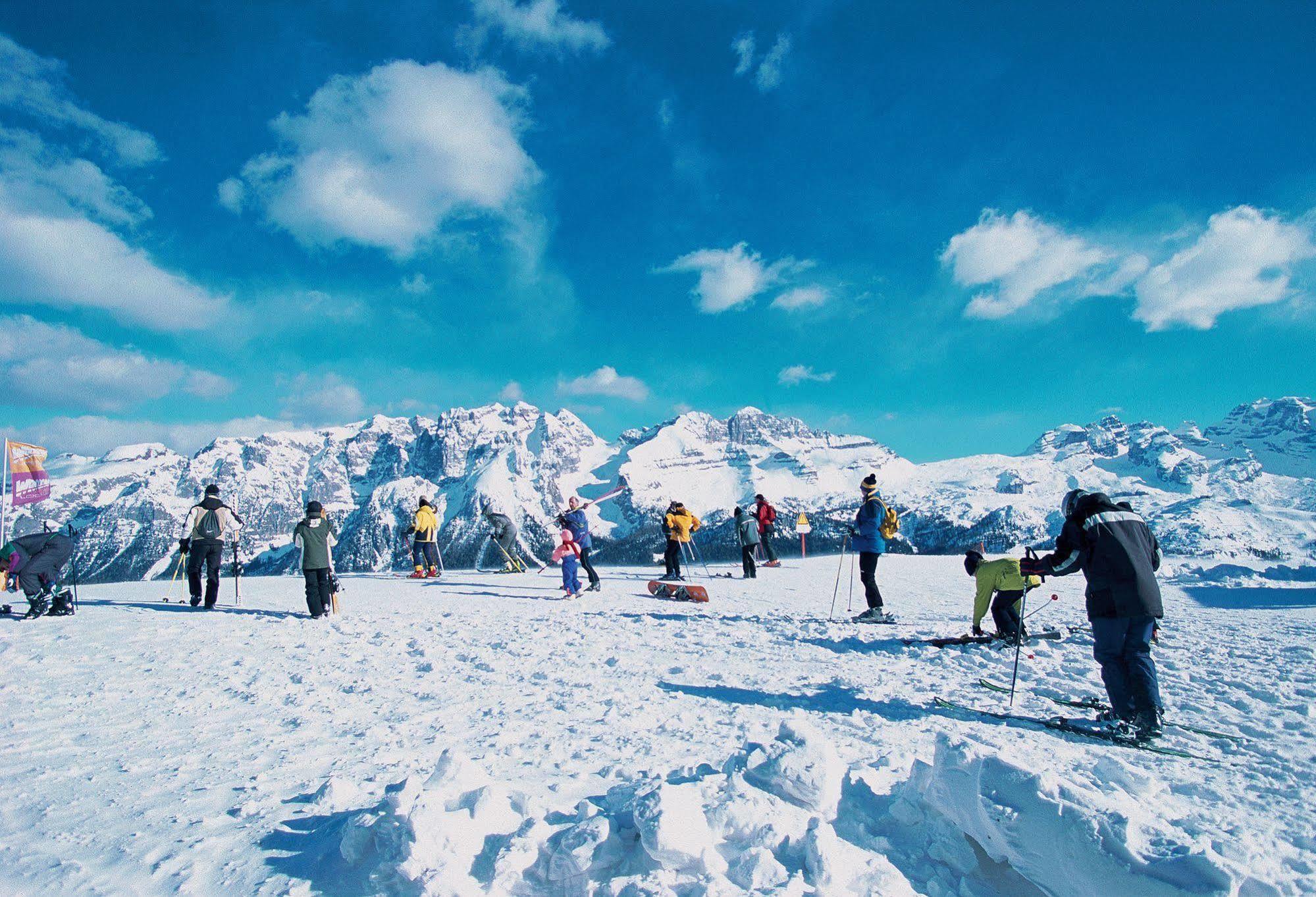 Hotel Club Relais Des Alpes Мадонна-ді-Кампільйо Екстер'єр фото