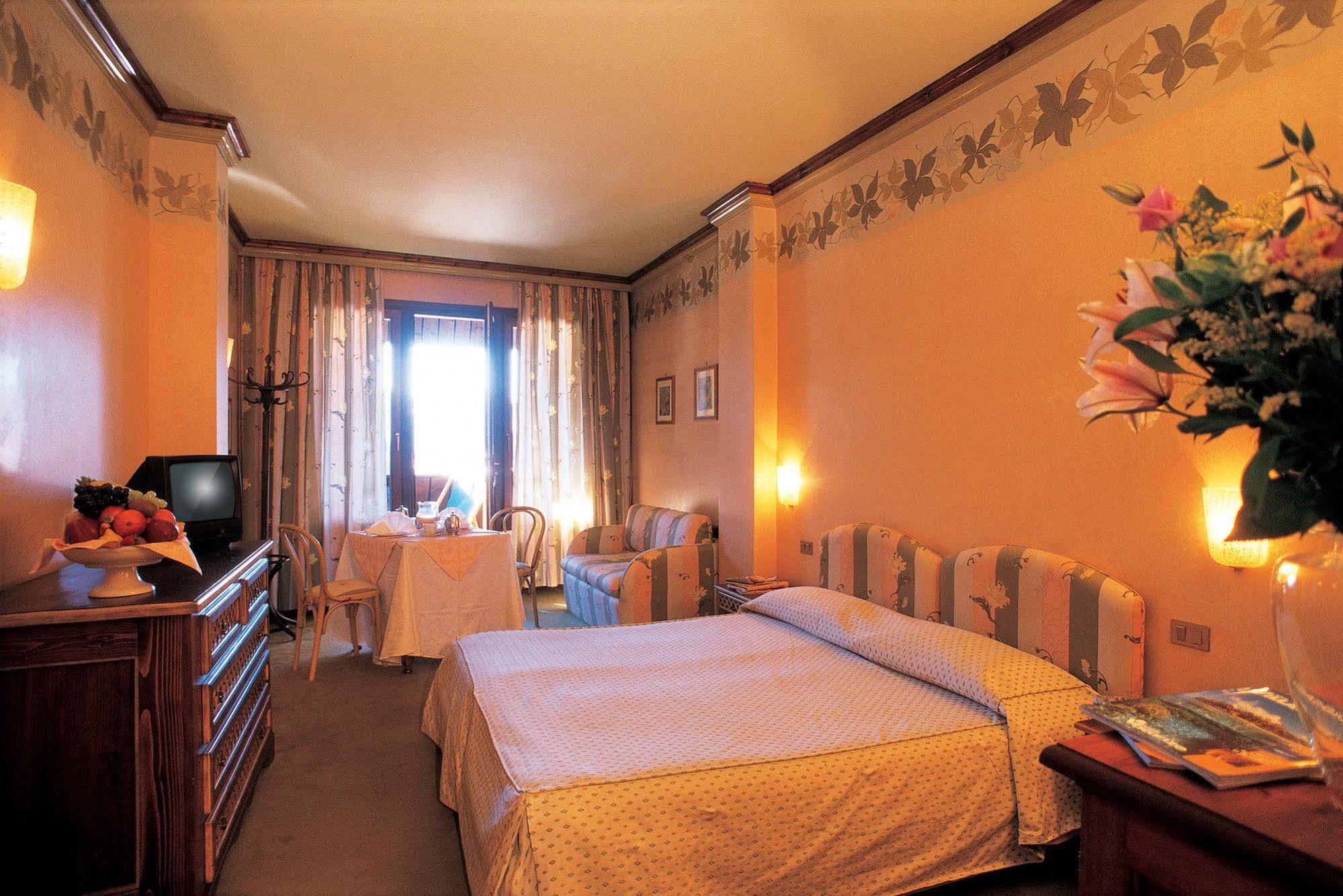 Hotel Club Relais Des Alpes Мадонна-ді-Кампільйо Екстер'єр фото